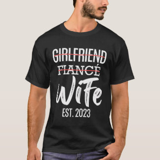 Girlfriend Fiancã© Ehefrau Est 2023 Just Marri T-Shirt