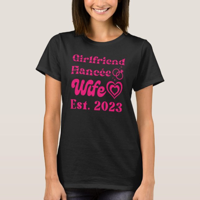 Girlfriend Verlobte Ehefrau Est 2023 Mrs. Wedding  T-Shirt (Vorderseite)