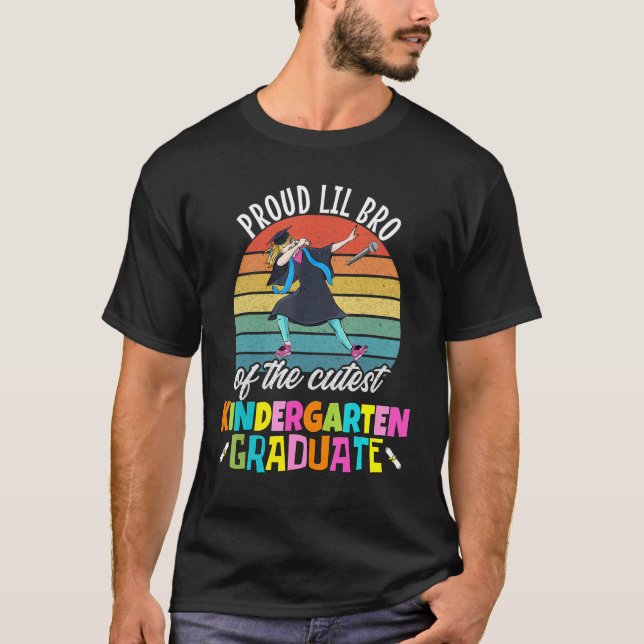 Girls Kindergarten Abschluss Proud Lil Bro Dabbin T-Shirt (Vorderseite)