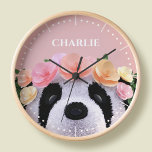Girls Niedlich Floral Panda Bär Personalisierte Uh Uhr<br><div class="desc">Diese niedliche Pandagebäruhr ist das ideale Geschenk für jedes kleine Mädchen. Die Uhr ist auch mit dem Namen Ihres Kindes personalisiert,  was sie zu einem ganz besonderen Geschenk macht.</div>