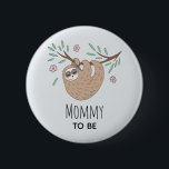 Girls Niedlich Sloth Mommy zu Baby Shower Button<br><div class="desc">Dieses trendige und mädchenhafte Babyduschtastendesign besticht durch einen wunderschönen Cartoon mit Schlafdoodle. Dieses hübsche niedliche Design bietet auch einen Ort,  wo Sie Ihre Gasttitel,  Beispiele "Mama to be",  "Daddy to be",  "Großmutter zu sein",  hinzufügen können. Die perfekte whimsical Wildlife Ergänzung zu Ihrer Babydusche!</div>