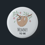 Girls Niedlich Sloth Mommy zu Baby Shower Button<br><div class="desc">Dieses trendige und mädchenhafte Babyduschtastendesign besticht durch einen wunderschönen Cartoon mit Schlafdoodle. Dieses hübsche niedliche Design bietet auch einen Ort,  wo Sie Ihre Gasttitel,  Beispiele "Mama to be",  "Daddy to be",  "Großmutter zu sein",  hinzufügen können. Die perfekte whimsical Wildlife Ergänzung zu Ihrer Babydusche!</div>