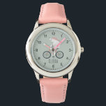 Girls Niedlich Whimsical Winter Polar Bären Bike Armbanduhr<br><div class="desc">Dieses einzigartige und niedliche Kinderdesign besticht durch einen niedlichen Eisbären auf einem Fahrrad-Cartoon und einen Platz,  um dem Mädchen den Namen hinzuzufügen. Mit einem neutralen grünen Hintergrund und einem skurrilen Wintermotiv ist diese hübsche Uhr ein wunderbares Weihnachtsgeschenk für ein leidenschaftliches Kind!</div>