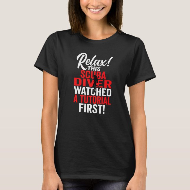 Girls Scuba Diver sieht sich zuerst ein Tutorial T-Shirt (Vorderseite)