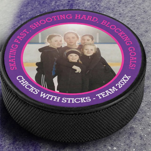 Girls Team Foto und Slogan lila pink Eishockey Puck (Von Creator hochgeladen)