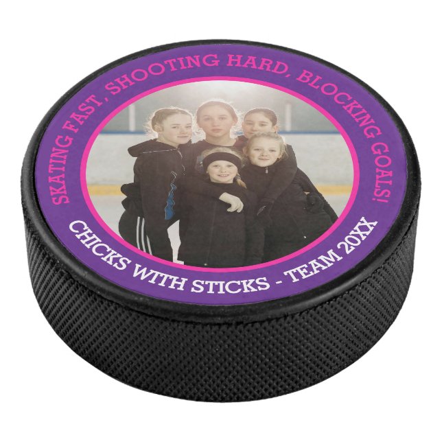 Girls Team Foto und Slogan lila pink Eishockey Puck (3/4)