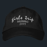 Girls Trip Moderne Script Typografie Personalisier Bestickte Baseballkappe<br><div class="desc">Girls Trip Modern Script Typografie Personalisiert Custom Sticked Baseball Cap bietet die einfache moderne bestickte Text "Girls Trip" mit Ihrem personalisierten Standort und Datum oder Jahr. Ideal für Ihre nächste Mädchenreise. Erstellt von Evco Studio www.zazzle.com/store/evcostudio</div>