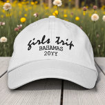 Girls Trip Moderne Script Typografie Personalisier Bestickte Baseballkappe<br><div class="desc">Girls Trip Modern Script Typografie Personalisiert Custom Sticked Baseball Cap bietet die einfache moderne bestickte Text "Girls Trip" mit Ihrem personalisierten Standort und Datum oder Jahr. Ideal für Ihre nächste Mädchenreise. Erstellt von Evco Studio www.zazzle.com/store/evcostudio</div>