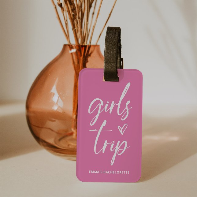 Girls Trip | Trendy Script auf Pink und QR Code Gepäckanhänger (A stylish pink luggage tag that is perfect for your girls trip)