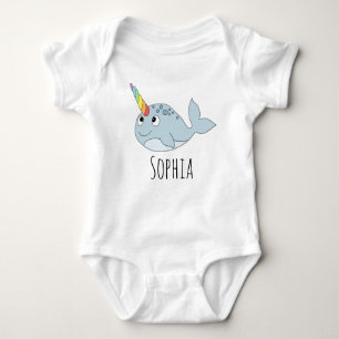 Girls Whimsical Rainbow Narwhal Cartoon und Name Baby Strampler