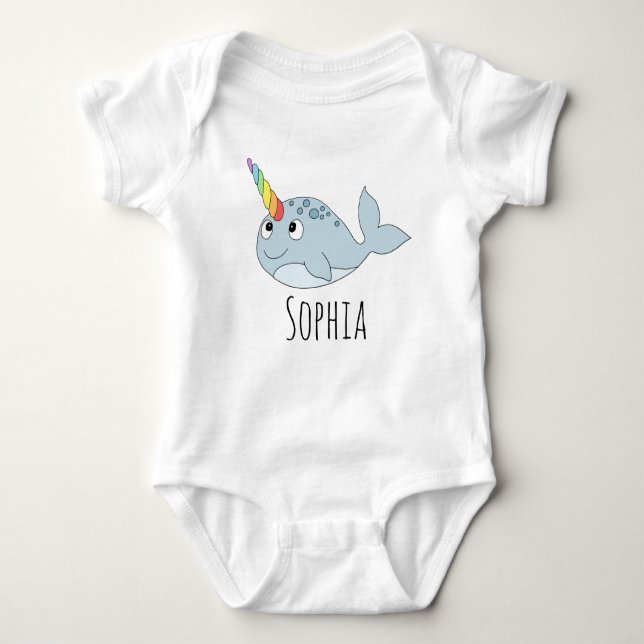 Girls Whimsical Rainbow Narwhal Cartoon und Name Baby Strampler (Vorderseite)