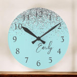 Girly Aqua Blue Silver Glitzer Monogram Runde Wanduhr<br><div class="desc">Girly Aqua Blue und Silver Sparkle Glitzer Pinsel Script Monogram Name Clock. Das macht den perfekten 16 Geburtstag,  Hochzeit,  Brautparty,  Jubiläum,  Babydusche oder Junggeselinnen-Abschied Geschenk für jemanden,  der Lieben glamourösen Luxus und schicke Stile.</div>
