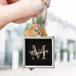 Girly Black Gold Monogram Name Elegantes Chic Scri Schlüsselanhänger<br><div class="desc">Girly Black Monogram Name Elegant Chic Script Schlüsselanhänger. Dieses moderne,  elegante Schlüsselanhänger mit Ihrem individuellen Monogramm und Namen ist einfach zu personalisieren.</div>