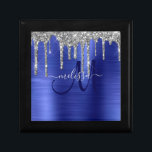 Girly Blue Dripping Glitzer Brush Metal Monogram Erinnerungskiste<br><div class="desc">Fügen Sie Ihrem Geschenk eine Touch Glitzer und Glanz mit dieser eleganten personalisierten Geschenkboxen. Dieses schicke Design-Template verfügt über ein modernes marineblau Skript Monogramm mit einem Namen in Grau auf einem Hintergrund von kobaltblauer brushed Metallic Textur mit einem oberen Rand von Imitaten silbertropfenden Glitzer. Ein einzigartiges Geschenk für Geburtstag, Urlaub...</div>