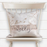 Girly Blush Marmor Rose Gold Script Name Monogram Kissen<br><div class="desc">Ein trendiges, mädchenhaftes Design mit goldfarbenem Marmor und schimmernder Rose, personalisiert mit dem Namen des Mädchens zweimal auf einem Imitat gebürstete Rose Goldstreifen: zuerst in elegantem Allmützentext, dann in moderner, handgeschriebener Schriftzeichen Typografie. Ein wunderschönes Design, das sich wohl gefallen wird, und das Gleiche auf der Vorderseite und auf der Rückseite....</div>