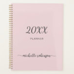 Girly Blush Pink Monogram Name Script 2023 Planner Planer<br><div class="desc">Minimalistisches Simple Girly Feminine Clean Blush Pink Monogram Name Signature Script Custom Personalisiert 2023 oder jedes Jahr Planer. Dieses Design mit Ihrem Vornamen in einem hübschen handgeschriebenen Stil Swash Schwanz Schriftart Signatur Typografie (oder Kalligrafie) auf staubigen rosa oder hellpastellfarbenen Hintergrund. Diese sind einfach zu anpassen. Große stilvolle weibliche Geschenke zum...</div>
