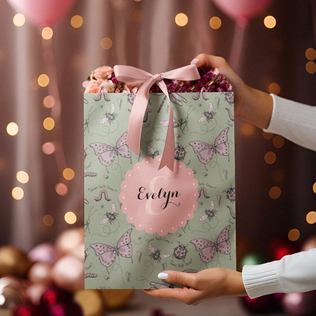 Girly Blush Pink & Sage Sweet Little Critter Name Mittlere Geschenktüte (Custom Name & Monogram hand-drawn girly insects. Ideal for Baby Showers, Birthdays, New Baby, Favors)