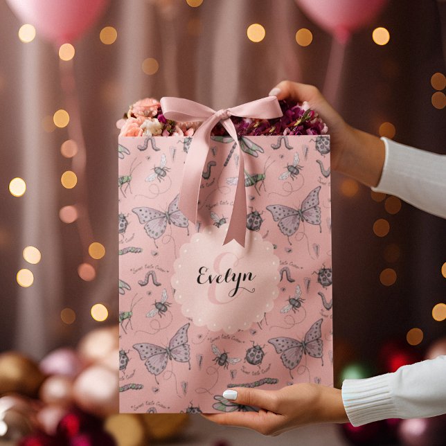 Girly Blush Pink Sweet Little Critter Monogram Mittlere Geschenktüte (Custom Name & Monogram hand-drawn girly insects. Ideal for Baby Showers, Birthdays, New Baby, Favors)