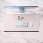 Girly Calligraphy Monogram Pink Schreibtischunterlage<br><div class="desc">Auf dem Desk Mat finden Sie das Schriftart Duo moderner Kalligraphie und eleganten Serif-Schriftart.</div>