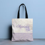 Girly Chic Marble Personalisiert<br><div class="desc">Dieses elegante Design besticht durch einen eleganten,  funkelnden Marmor mit Lavendel und weißem Streifen am Boden. Personalisiert mit Ihrem Namen,  indem Sie den Text in der Textbox editieren,  wurde #fashion #modionable #modisch #modisch #stylish #Tasche #Tasche #bags #gifts #gift #giftsforher #personalisiert #personalized gifts #accessoires</div>