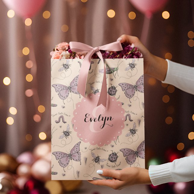 Girly Cream Blush Pink Sweet Little Critter Custom Mittlere Geschenktüte (Custom Name & Monogram hand-drawn girly insects. Ideal for Baby Showers, Birthdays, New Baby, Favors)