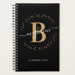 Girly Elegant Black Name Mit Monogramm Planer<br><div class="desc">Girly, modern, trendig, elegant, schwarz und gold monogramm Anfangsnamensskript personalisiert mit Monogramm 2024 oder jedes Jahr Planer. Mit einem Monogramm Initial- und einem gürtelartigen Skript in einem handgeschriebenen Kalligraphie-Schwanz-Schriftart und einem gepunkteten Kreisrahmen um Ihren Namen. Perfektes weibliches Geschenk für Freundin, Schwester, Mutter, Geburtstag, Hochzeit, Brautparty, süße 16 Geburtstagsparty, Schule, berufliche...</div>