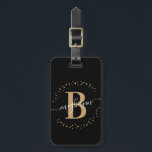 Girly Elegant Black Name Monogram Script Gepäckanhänger<br><div class="desc">Die personalisierte Gepäckmarke für das mit Monogramm Gepäck wird von Mädchen,  minimalistisch,  einfach,  modern,  schwarz und goldfarben geschrieben. Mit einem Monogramm-Initial- und einem gürtelhaften Namensschriftskript in einem handgeschriebenen Kalligraphie-Schriftart mit Schwänzen und gepunktetem Kreisrahmen um Ihr Monogramm.</div>