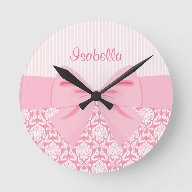 Girly Elegant Pink Damask Wrap Bow Personalisiert Runde Wanduhr (Vorderseite)