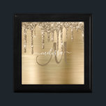 Girly Gold Dripping Glitzer Brushed Metal Monogram Erinnerungskiste<br><div class="desc">Fügen Sie Ihrem Geschenk eine Touch Glitzer und Glanz mit dieser eleganten personalisierten Geschenkboxen. Dieses schicke Design-Template verfügt über ein großflächiges Skriptmonogramm und Ihren Namen in Weiß, um auf einem Hintergrund von goldgebürsteter metallischer Textur durch einen Rand von Imitaten tropfen Glitzer zu personalisieren. Ein einzigartiges Geschenk für Geburtstag, Urlaub und...</div>