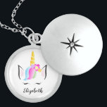 Girly hübsche magische Personalisierte Einhorn Medaillon<br><div class="desc">Sie ist magisch,  phantastisch wie ein Einhorn. Erinnern Sie sich an ihre Schönheit und Gnade mit dieser Uhrenkette. Personalisieren Sie mit ihrem Namen in einem eleganten Skript-Schriftart. Mit meinem Regenbogenhaarigen Einhorn,  Kronenkopfbild mit Blume und schläfrigen niedlichen Strichen. Ein besonderes Geschenk für das außergewöhnliche kleine Mädchen in Ihrem Leben.</div>