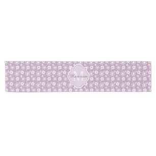 Girly Monogram Light Lila Daisy Blume und Name Kurzer Tischläufer