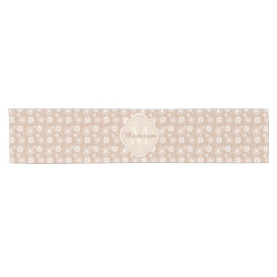 Girly Monogram Niedlich Tan Daisy Blume und Name Kurzer Tischläufer