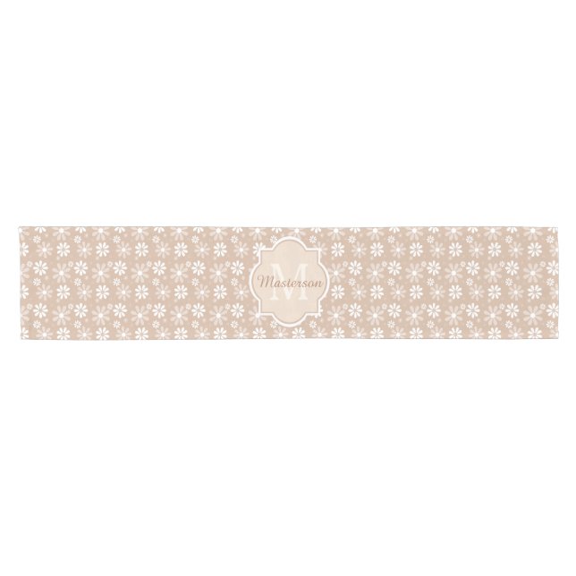 Girly Monogram Niedlich Tan Daisy Blume und Name Kurzer Tischläufer (Horizontal)