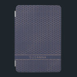 Girly Navy und Rose Gold Foil Hexagon Geometric iPad Mini Hülle<br><div class="desc">Girly Navy und Rose Gold Foil Hexagon Geometric Cover mit elegantem dunkelblauen Hintergrund und Platz für Ihren Namen oder anderen benutzerdefinierten Text. Einfach mit Text, Schriftart und Farben anpassen. Erstellt von Zazzle pro Designer BK Thompson © exklusiv für Cedar und String; bitte kontaktieren Sie uns, wenn Sie Hilfe benötigen, Fragen...</div>