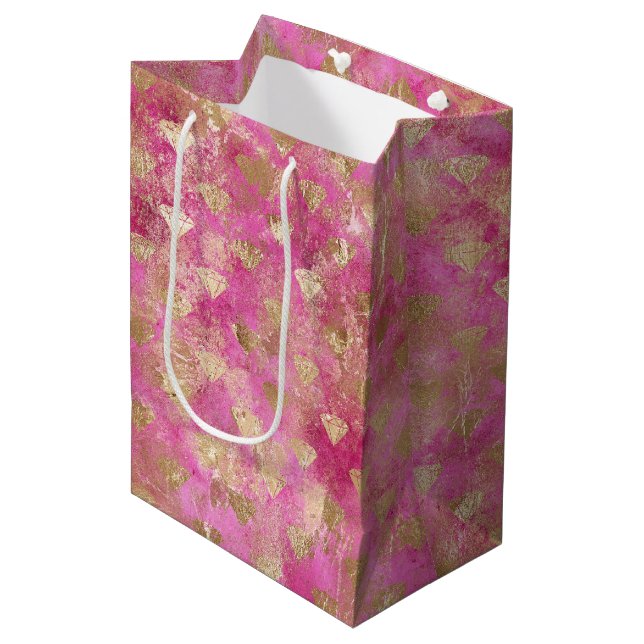 Girly Pink Gold Diamonds Mittlere Geschenktüte (Vorderseite Schrägansicht)