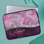 Girly pink lila silber Glitzer Blätter monogramm Laptopschutzhülle<br><div class="desc">Hübsche schicke und elegante mädchenhafte Imitate silber Glitzer und lila rosa Fuchsia Blätter zu schaffen eine besondere stilvolle Laptop-Ärmel. Fügen Sie Ihrem Büro, Ihrem Schreibtisch oder Ihrem persönlichen Raum einen stilvollen individuelle Name und eine monografische Laptop-Hülle hinzu. Das perfekte Accessoire für ein modernes Mädchen oder eine modische Frau. Schönes, modernes...</div>