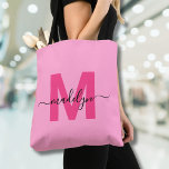 Girly Pink Trendy Modern Script Name Monogram<br><div class="desc">Personalisiert Girly Pink und Magenta Hot Pink Trendy Modern Script Name Monogram Tote Bag. Mit dieser schicken und spielerischen Tasche können Sie Ihren Alltag mit viel Spaß und Weiblichkeit verbinden. Mit einem hellen, fröhlich rosa Hintergrund und einem fett rosa Magenta-Initial (ohne Schimmer oder Folie), gepaart mit einem schlichten schwarzen Skriptnamen...</div>