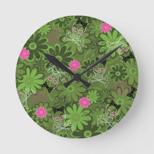 Girly Punk Skulls on Flower Camo background Runde Wanduhr
