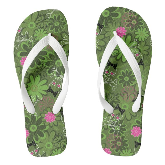 Girly Punkschädel auf Blumen-Camouflagehintergrund Flip Flops (Fußbett)