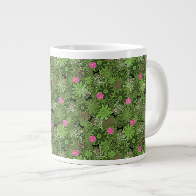 Girly Punkschädel auf Blumen-Camouflagehintergrund Jumbo-Tasse (Vorderseite Rechts)