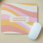 Girly Retro Vintag Wave Abstrakt Trendy Feminine Mousepad<br><div class="desc">Girly Retro Vintag Wave Personalisiert Name Mousepads Mouse Pads verfügt über eine Retrowelle in Rosa,  Orange und Weiß mit einem Overlay Ihres personalisierten Namens. Perfektes Geschenk für sie zu Weihnachten,  Geburtstag,  Ferien,  Schule,  Arbeit,  Uni und mehr. Entworfen von © Evco Studio www.zazzle.com/store/evcostudio</div>
