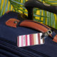Girly rosarote breite horizontale Streifen mit Gepäckanhänger (Front Insitu 3)