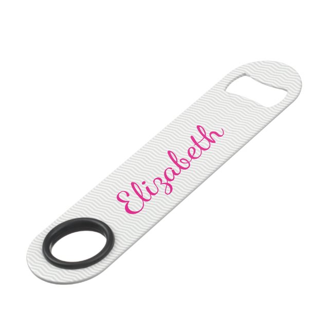 Girly Script Name mit Classic Gray Zickzack Speedflaschenöffner (Vorderseite Schrägansicht)