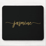 Girly Simple Black Gold Personalisiert Monogram Mousepad<br><div class="desc">Girly Black und Gold einfache Minimalistische Monogram Name Signature Script Custom Personalisiert Mousepad. Diese Design mit Ihrem Vornamen in einem hübschen handgeschriebenen Stil Swash Schwanz Schriftart Typografie auf Schwarz und Gold. Diese lassen sich einfach anpassen. Grosses, stilvolles Frauengeschenk zum Geburtstag, Brautparty, Muttertag, 16. Geburtstag, und es ist für das Mädchen,...</div>