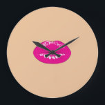 Girly Trendy Lips, Kiss Große Wanduhr<br><div class="desc">Dieses Bild zeigt Lippen auf cremefarbenem Hintergrund. . Jedes Mädchen würde Liebe haben,  dieses stilvolle Design zu haben.Wenn Ihre Kunst noch angepasst werden muss,  klicken Sie auf die Schaltfläche Diese anpassen. Das bringt Sie zu einem Designbereich,  wo Sie sich bewegen und sogar Schriftart wechseln können!</div>