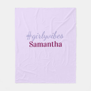 Girlyvibes Hashtag helllila rosa weibliche Vibes Fleecedecke