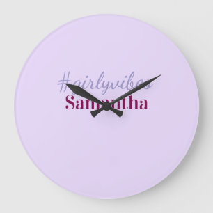 Girlyvibes Hashtag helllila rosa weibliche Vibes Große Wanduhr