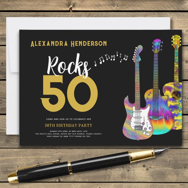 Gitarre 50 Rocks 50. Geburtstagsparty Einladung (Rock and roll black and gold 50th birthday party invitation colorful funky guitars custom name rocks)