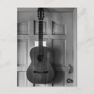 Gitarre an der Tür Postkarte