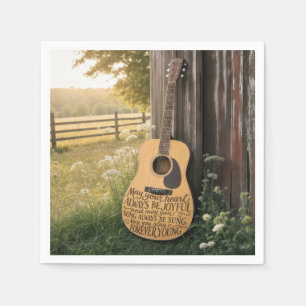 Gitarre an einer Scheune lehnend mit Zitat Serviette